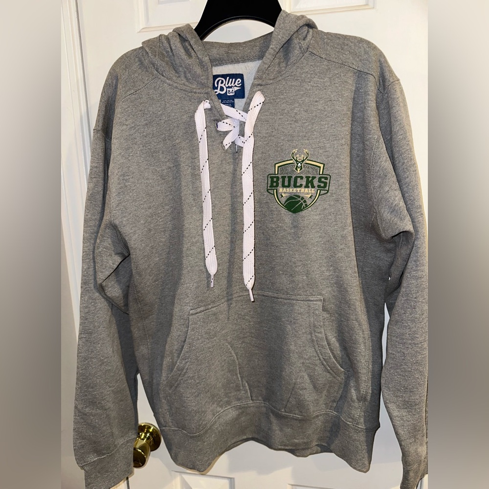 Milwaukee Bucks Gray Lace Up Hoodie Sweatshirt NBA Basketball NWT Men’s Medium